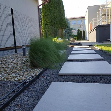 Slnecny Apartmanovy Dom Oslany Exteriör bild