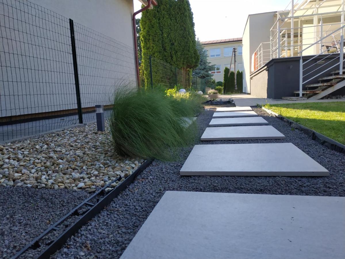 Slnecny Apartmanovy Dom Oslany Exteriör bild